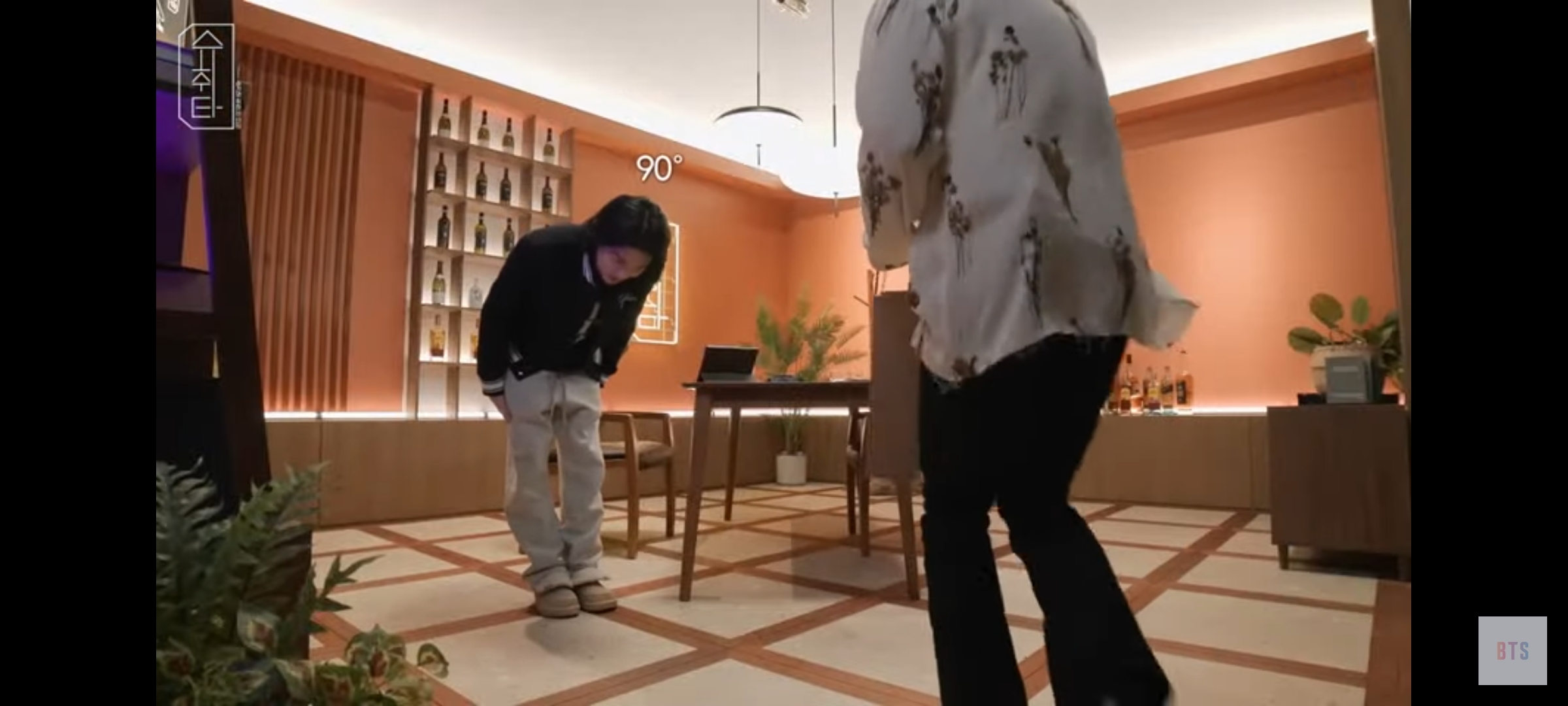 [잡담] 방탄 슈가 태양한테 직각 인사 | 인스티즈
