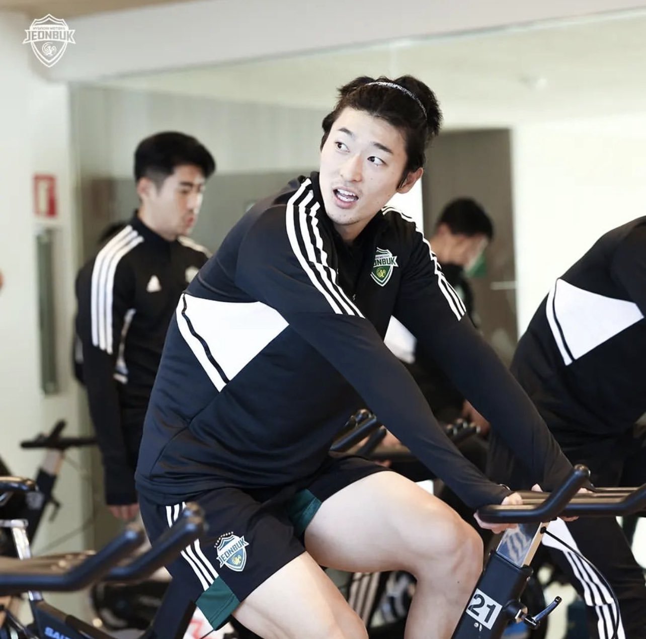 [잡담] 스페인 훈련중인 조규성인데ㅋㅋㅋㅋ머리띠 귀엽다ㅋㅋㅋㅋㅋㅋ | 인스티즈