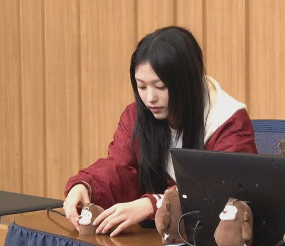 [잡담] 해린 진짜 엉뚱하다...라디오에서 혼자 고릴라 인형 구멍에 넣고있다가 | 인스티즈