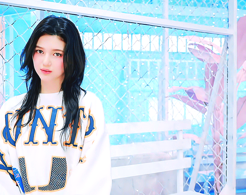 [잡담] 뉴진스 다니엘 오늘자 움짤인데 포카리솜사탕같당.. | 인스티즈