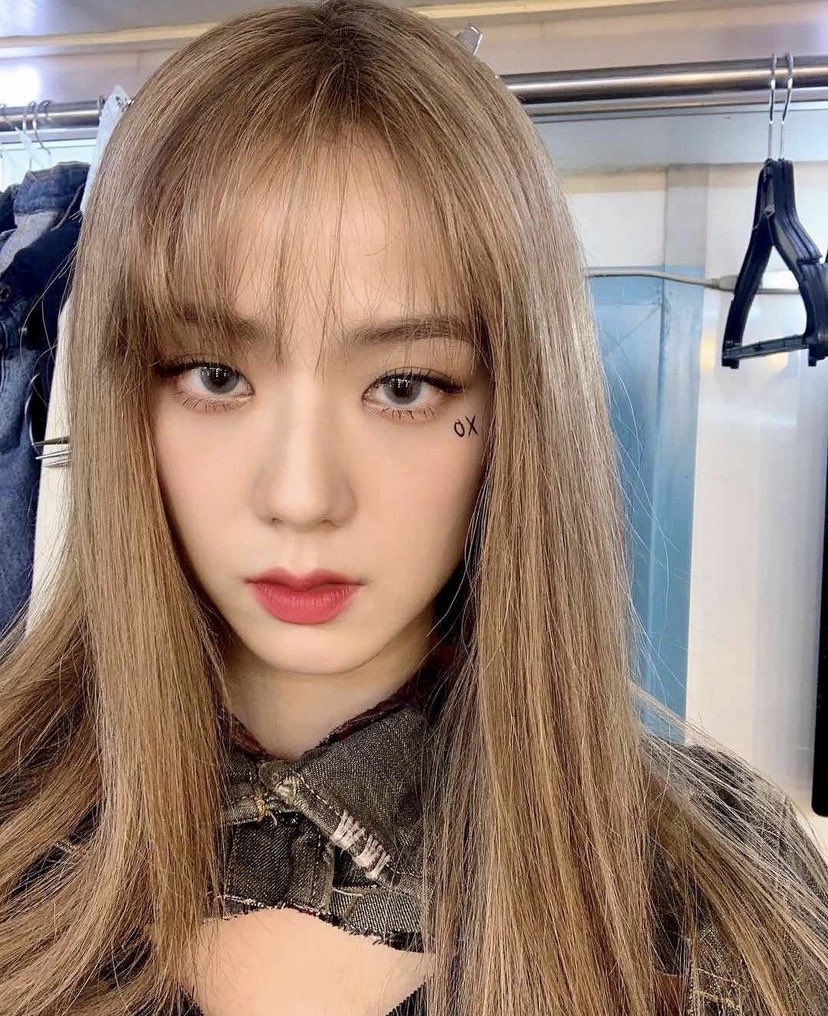 [잡담] 지수가 했던 머리색 중에 이게 가장 밝은거지? | 인스티즈