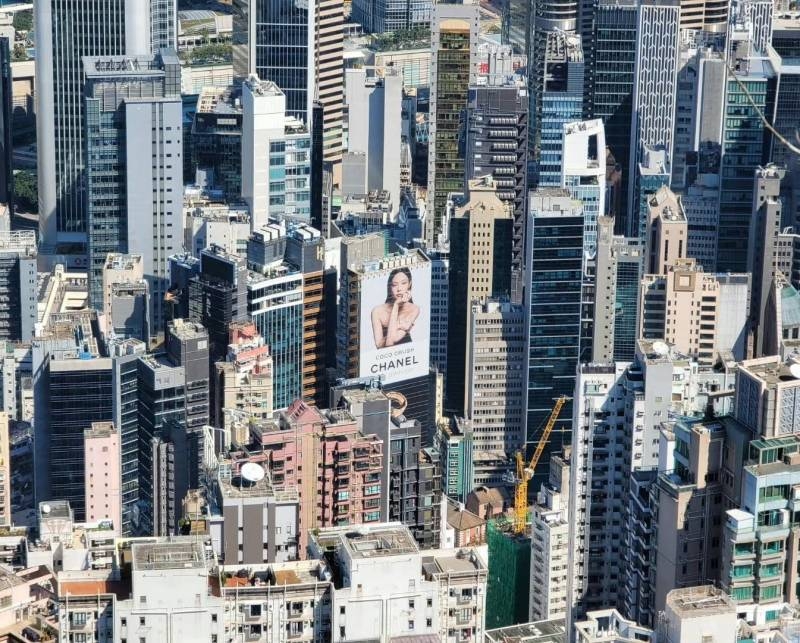 홍콩에 설치된 블랙핑크 제니 × 샤넬 글로벌 캠페인.jpg | 인스티즈