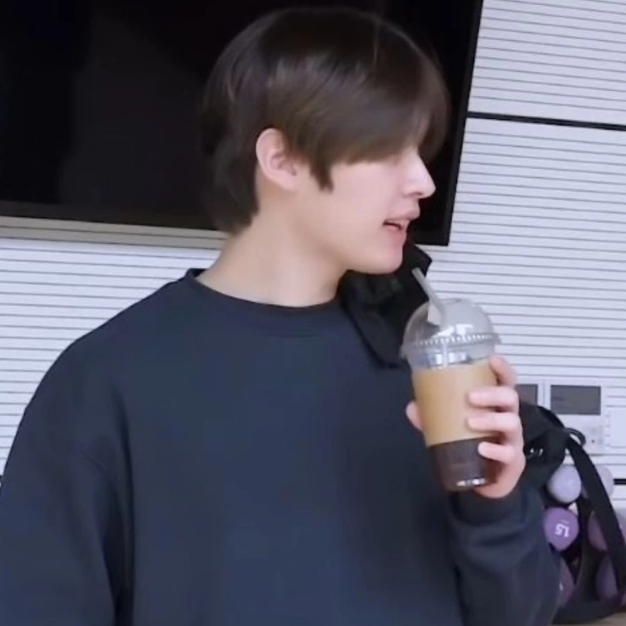 김채원 바닥에 앉아 있어 봐 | 인스티즈