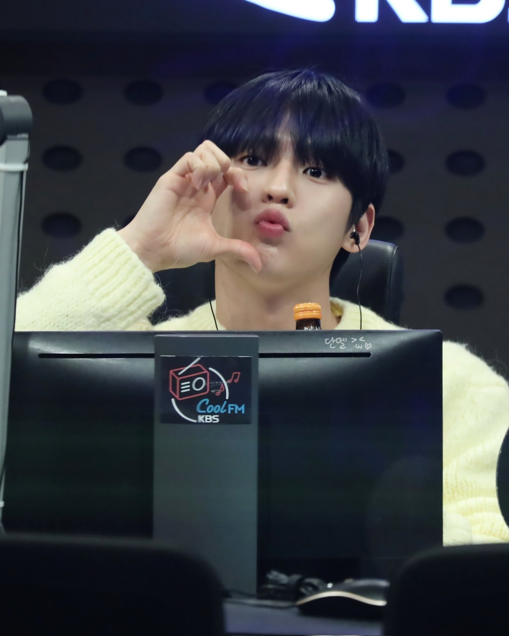 [잡담] 개인적으로 너무 예쁘다고 생각했던 노란니트 민혁이(비투비) | 인스티즈