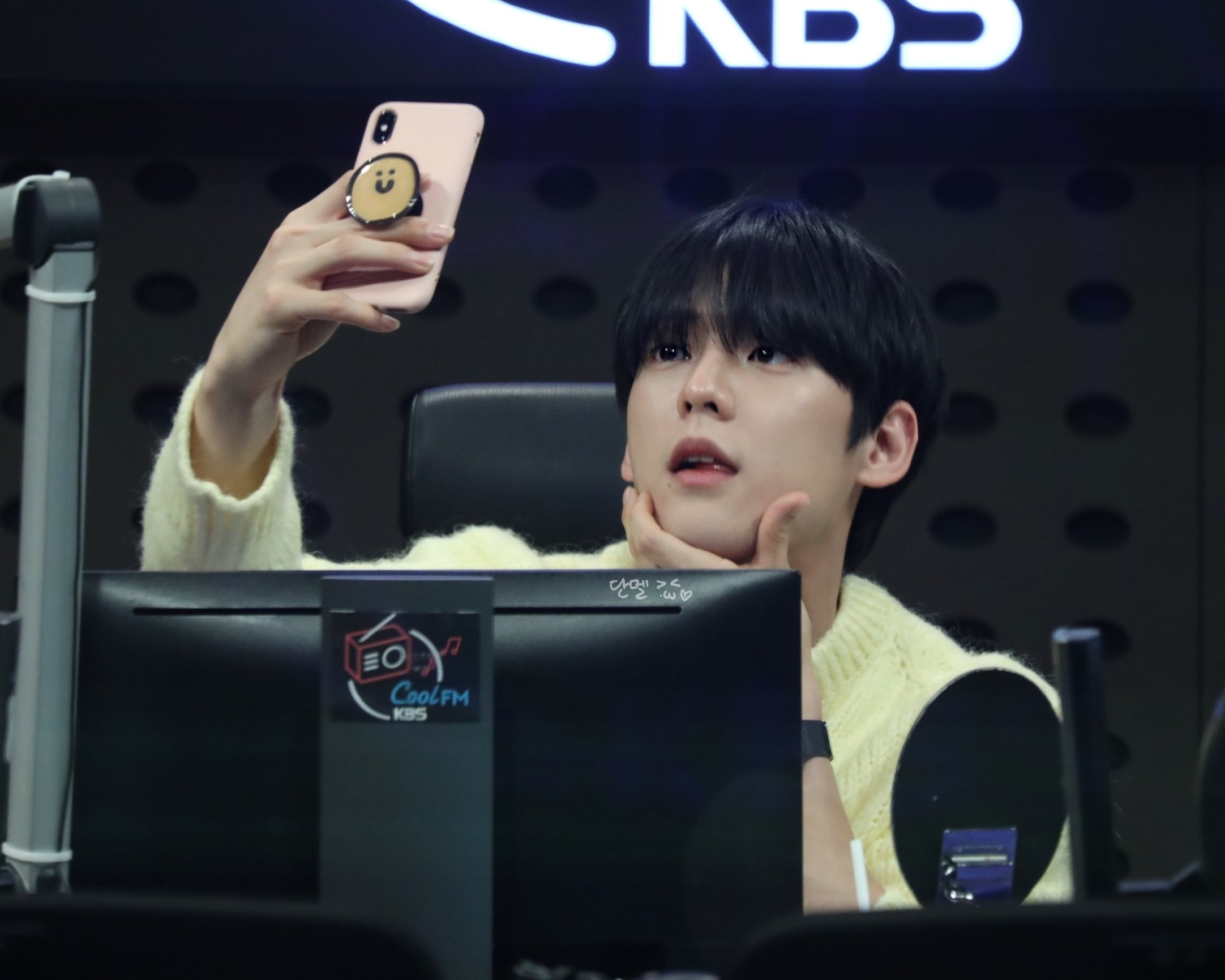 [잡담] 개인적으로 너무 예쁘다고 생각했던 노란니트 민혁이(비투비) | 인스티즈