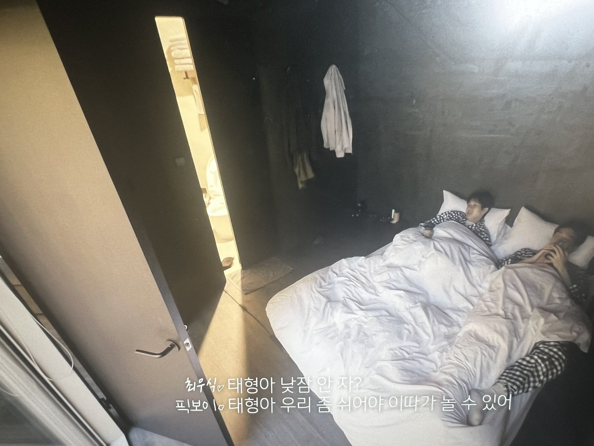 [잡담] 최우식 픽보이 방탄 뷔 대하는거 ㄹㅇ애키우는 부모님 아니냐고ㅋㅋㅋㅋㅋ | 인스티즈