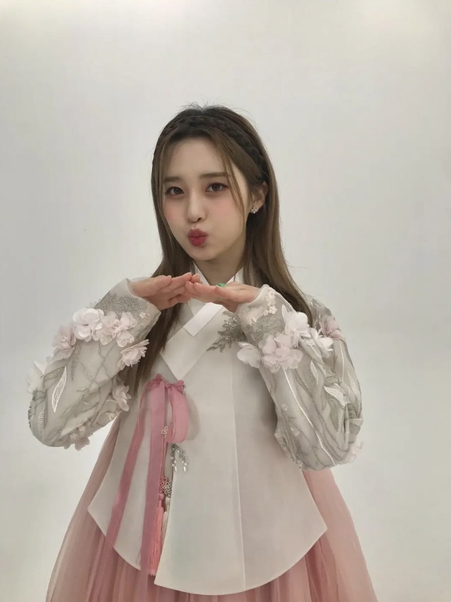 [잡담] 라잇썸이 입은 한복 진짜 너무 예쁘다 | 인스티즈