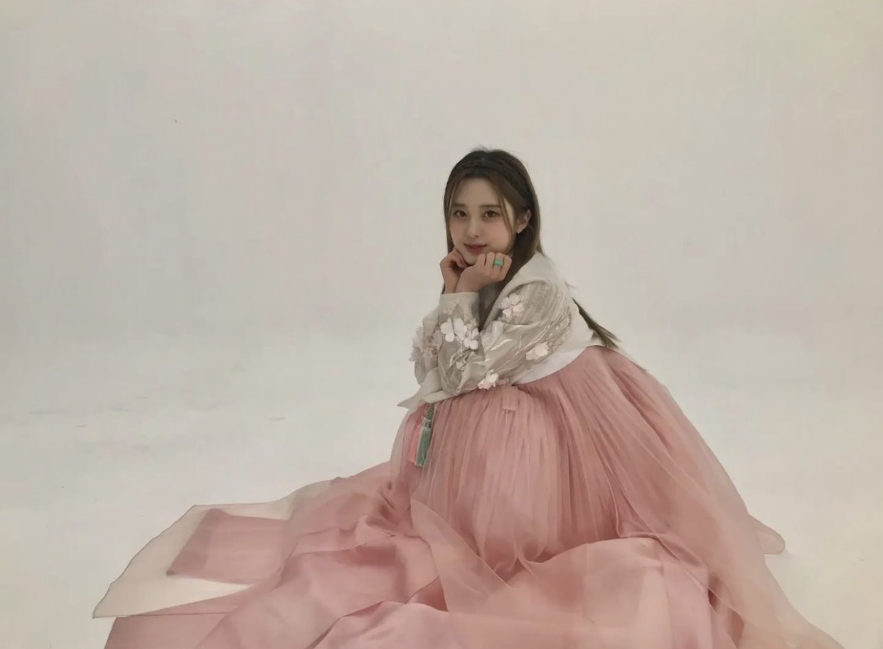 [잡담] 라잇썸이 입은 한복 진짜 너무 예쁘다 | 인스티즈