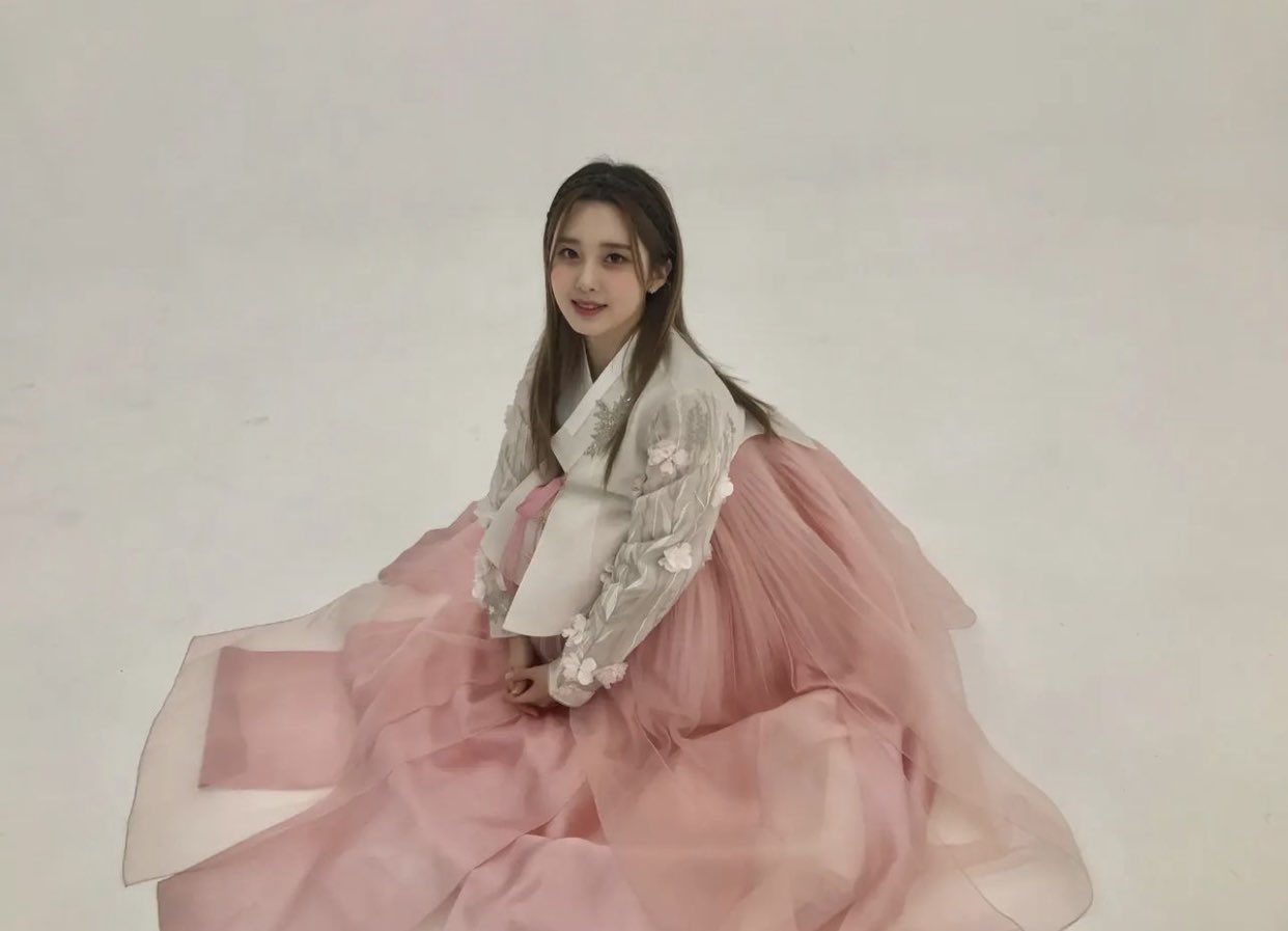 [잡담] 라잇썸이 입은 한복 진짜 너무 예쁘다 | 인스티즈