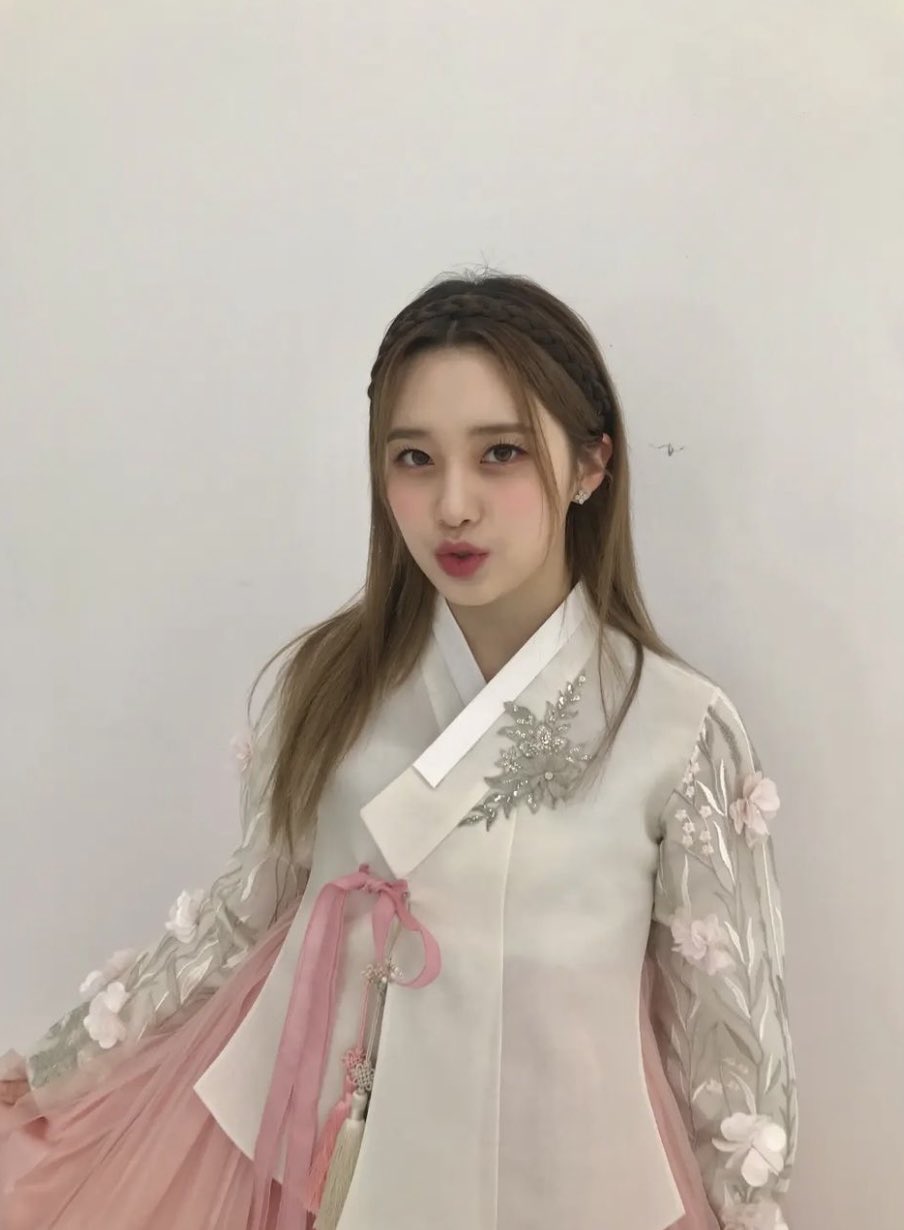 [잡담] 라잇썸이 입은 한복 진짜 너무 예쁘다 | 인스티즈