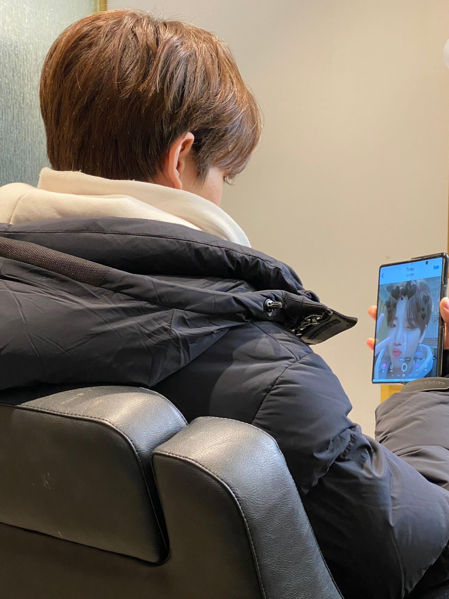 [잡담] 트레저 준규 폴드 한손으로 들고 셀카 찍는거 보면 손 큰거 체감됨 | 인스티즈