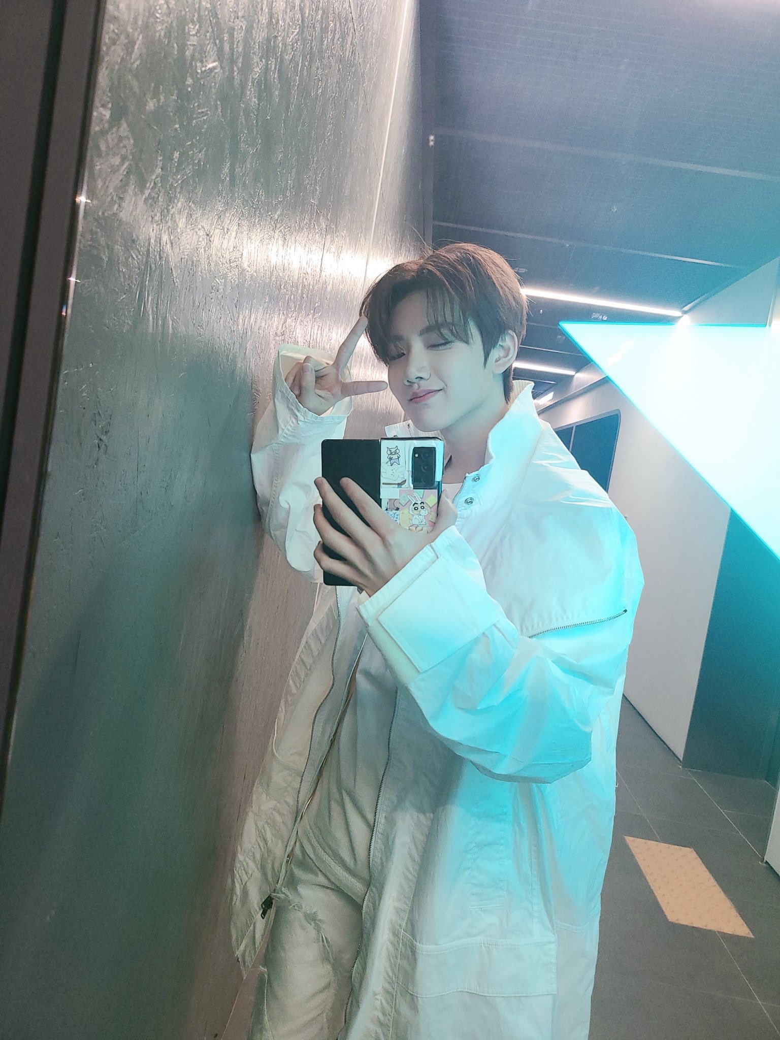 [잡담] 트레저 준규 폴드 한손으로 들고 셀카 찍는거 보면 손 큰거 체감됨 | 인스티즈