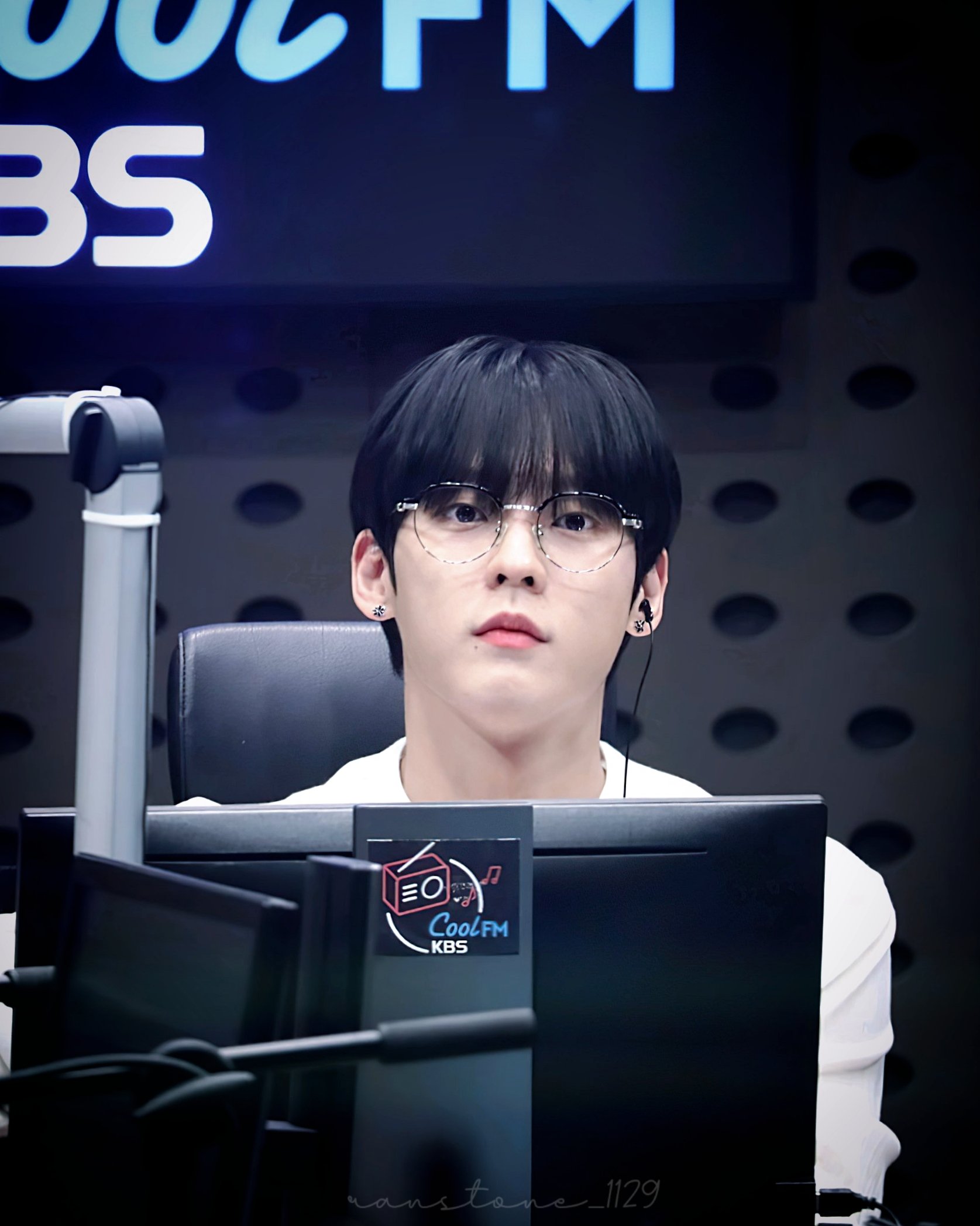 [잡담] 비투비 민혁이 오늘 갓경 쓴 얼굴.. | 인스티즈