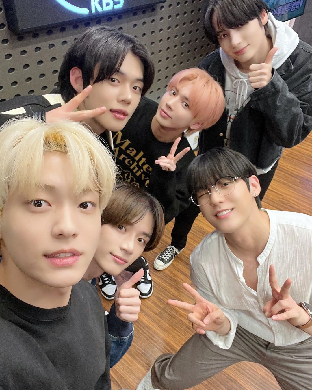 [잡담] ㅇㄴ 투바투 수빈이가 들고 찍은 셀카 높이 적응 안됨 | 인스티즈