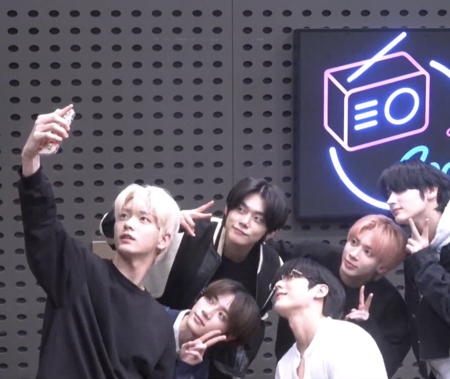 [잡담] ㅇㄴ 투바투 수빈이가 들고 찍은 셀카 높이 적응 안됨 | 인스티즈