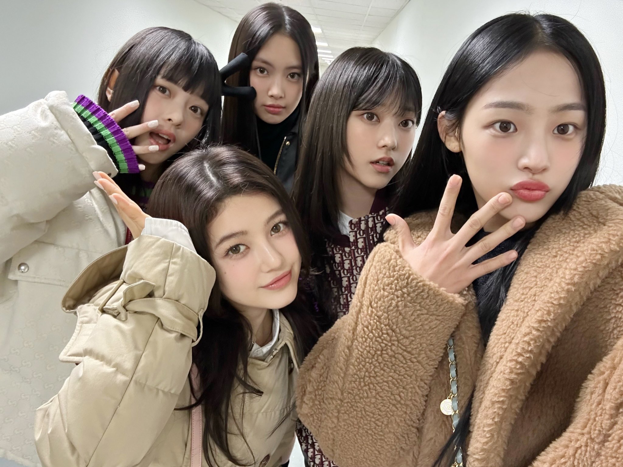 [잡담] 뉴진스 멤트 단체사진 떴는데 각 사진마다 개성넘침 | 인스티즈