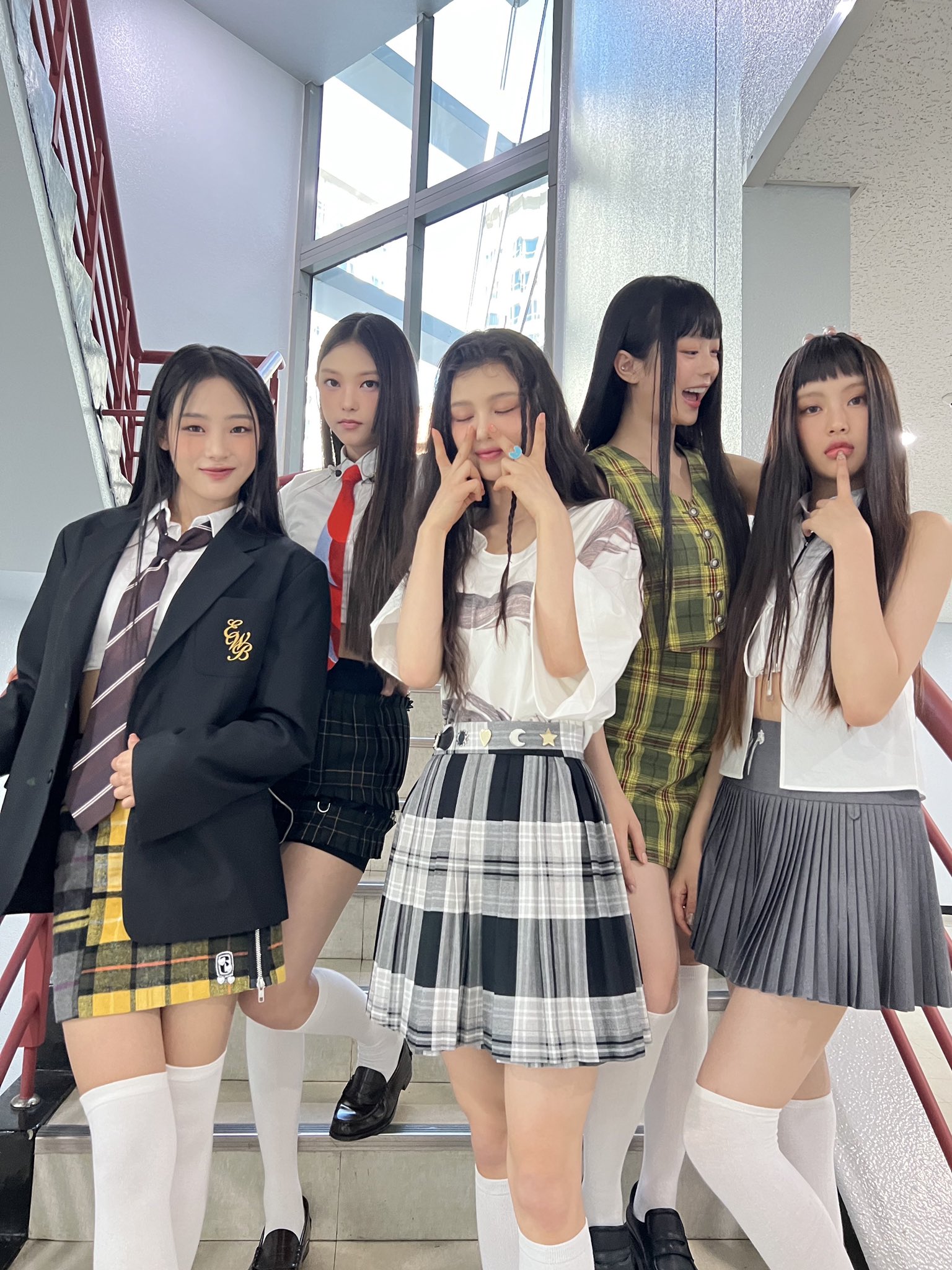 [잡담] 뉴진스 음방 hurt 착장 세번 중 최애 골라봐 | 인스티즈