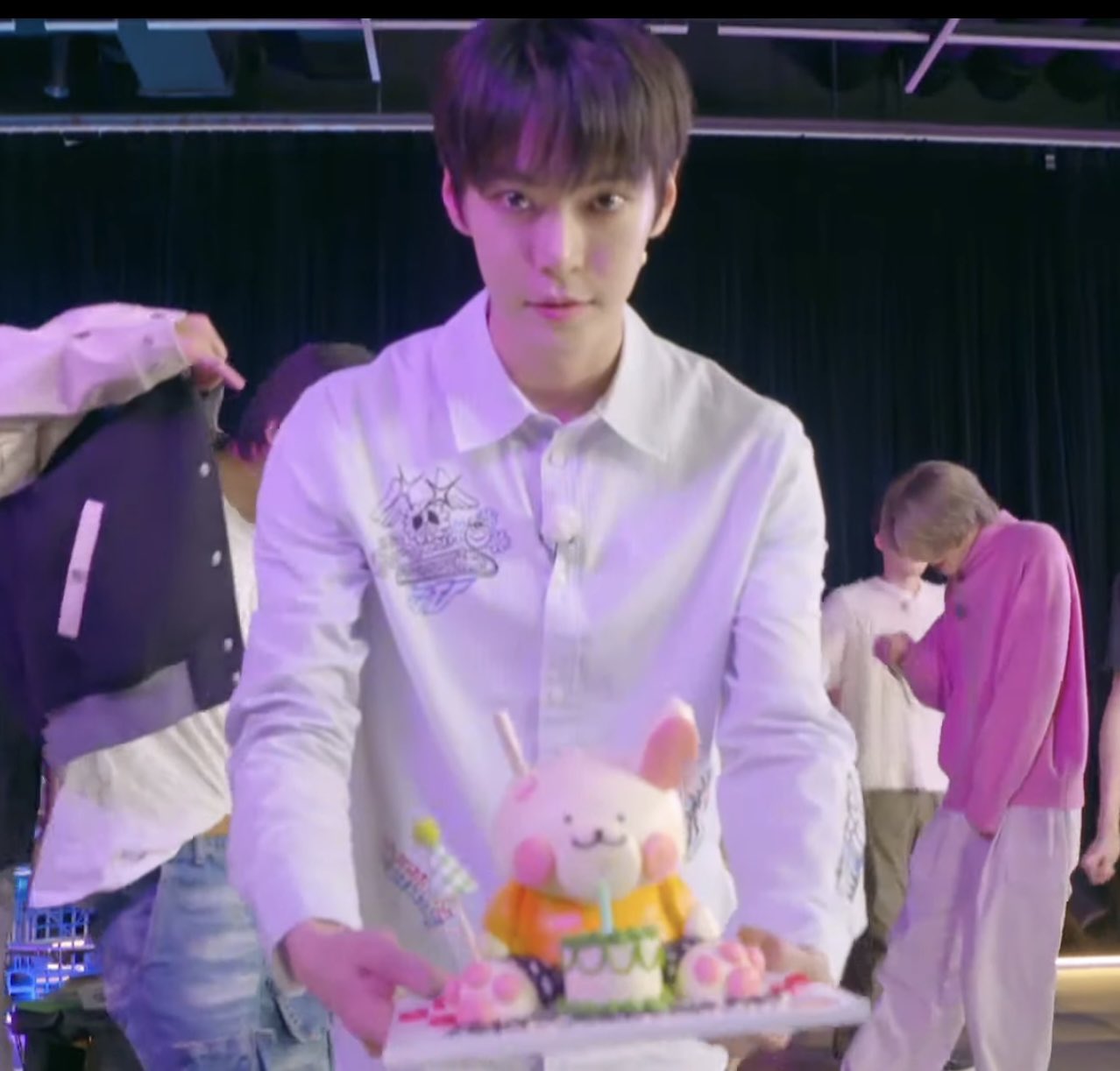 [잡담] 도영이가 좋아하는 크림치즈케이크 ㅎㅎ 귀 한쪽 홀랑 먹고 | 인스티즈