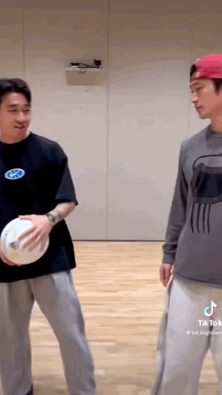 [잡담] 휴닝카이 조규성님이랑 송민규님 안으러 달려온거봨ㅋㅋㅋㅋㅋㅋㅋㅋㅋ | 인스티즈