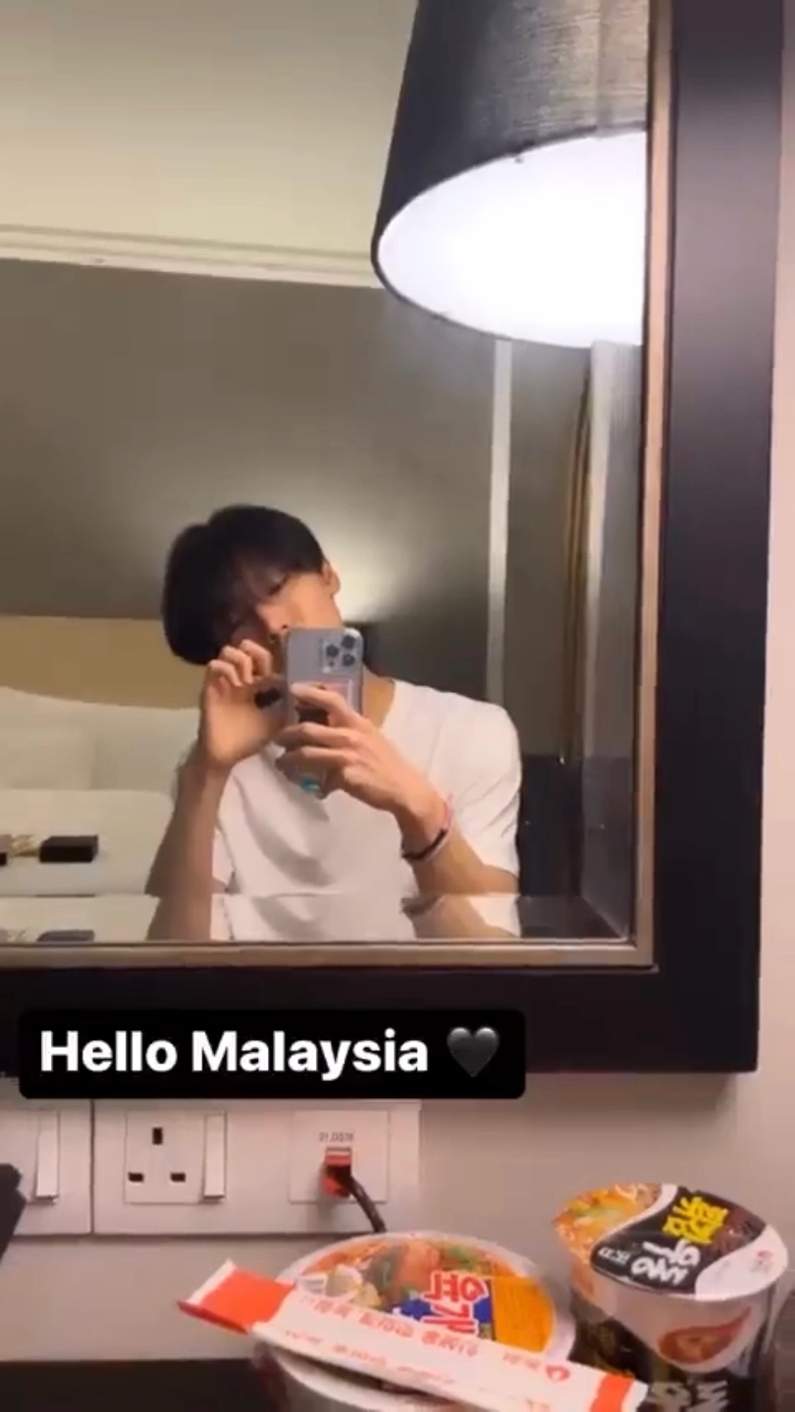 [잡담] 해외출장에선 사발면, 폰꾸는 다이소 스티커로 하는 남자 | 인스티즈