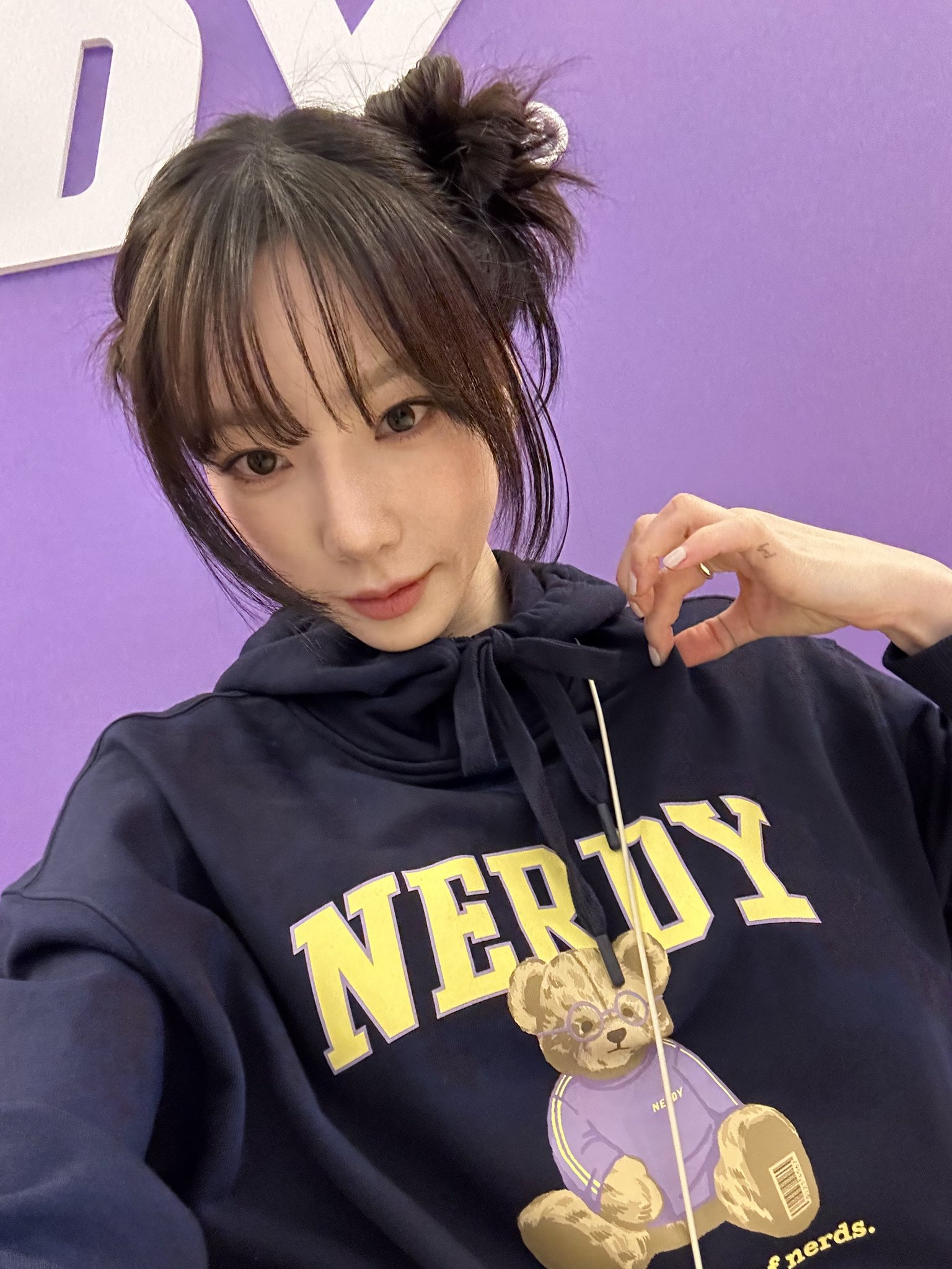 [잡담] 태연 오늘 널디행사장에서 애기팬 핸드폰으로 셀카 찍어줬대 | 인스티즈