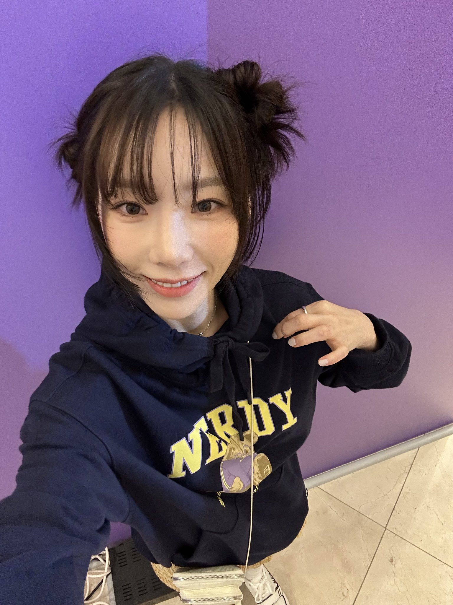 [잡담] 태연 오늘 널디행사장에서 애기팬 핸드폰으로 셀카 찍어줬대 | 인스티즈