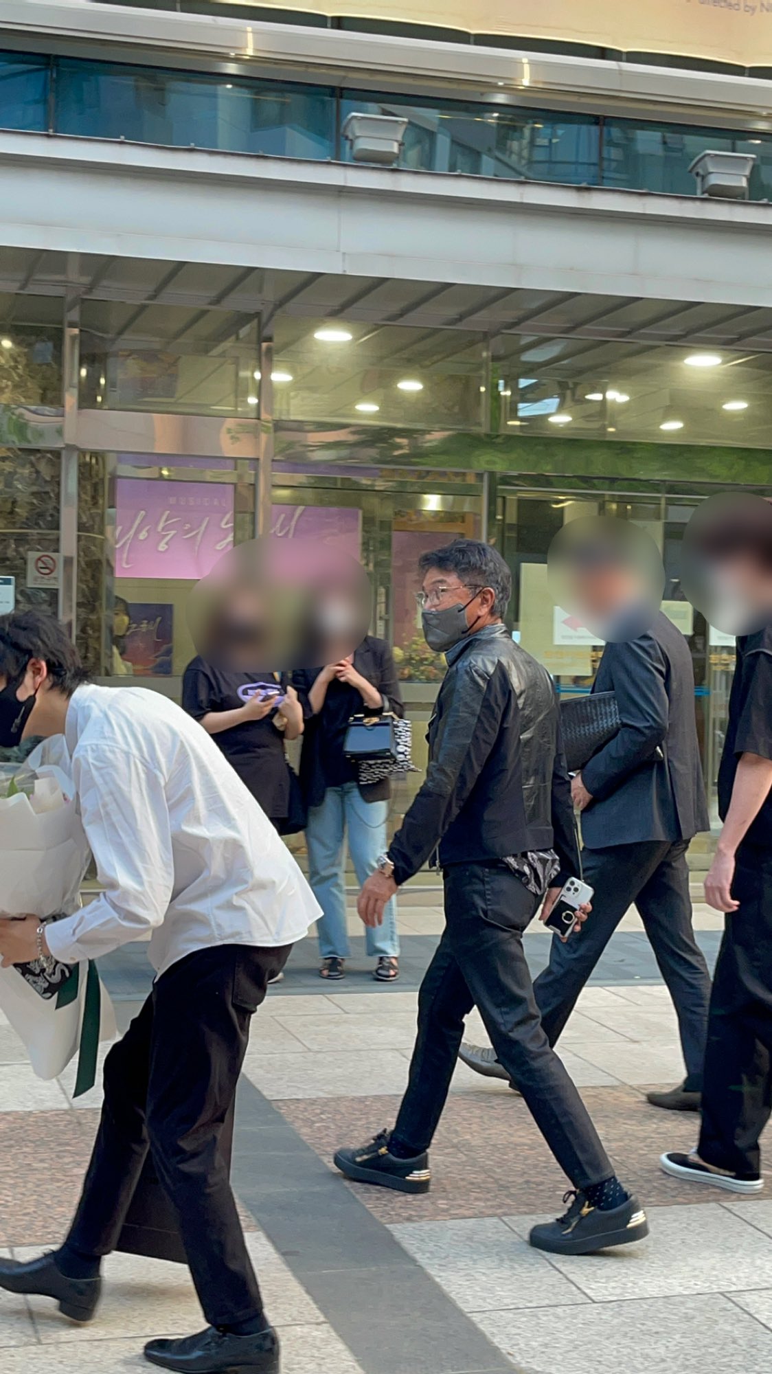 [잡담] 이수만 70대가 라이더+아이폰 쓰는것만 봐도 | 인스티즈