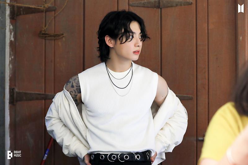 [잡담] 실화니 방금 빅히트가 방탄 정국 첨 보는 사진 겁나 많이 풀었어 | 인스티즈