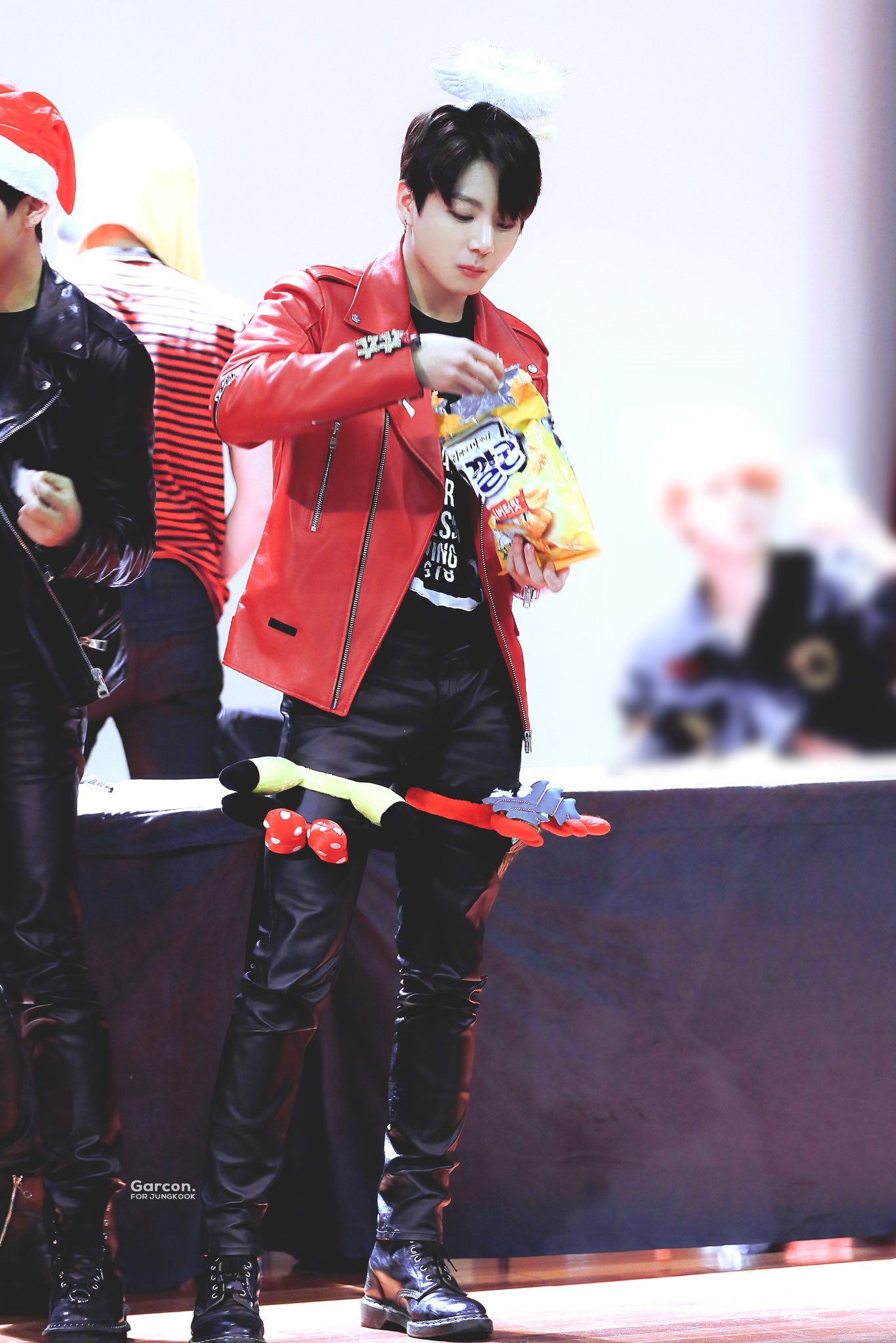 [잡담] 방탄 정국 허벅지가 컴플렉스였는데 아미들이 좋아해서 젤 자랑스러운 신체부위 됨 | 인스티즈