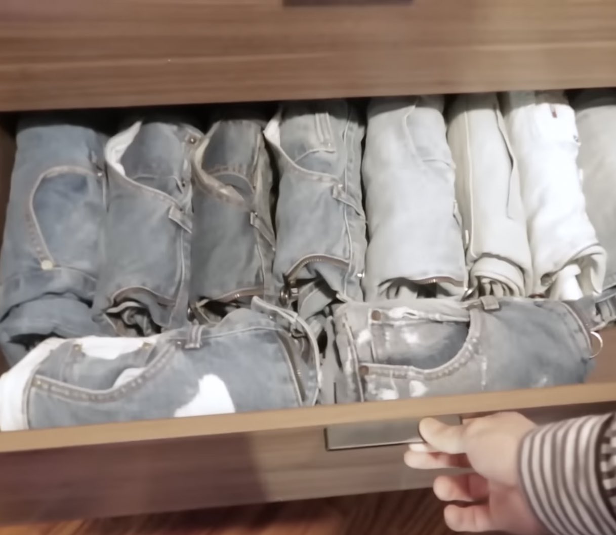 [잡담] 더보이즈 에릭 옷장 봐봐ㅋㅋㅋㅋㅋㅋㅋㅋ | 인스티즈