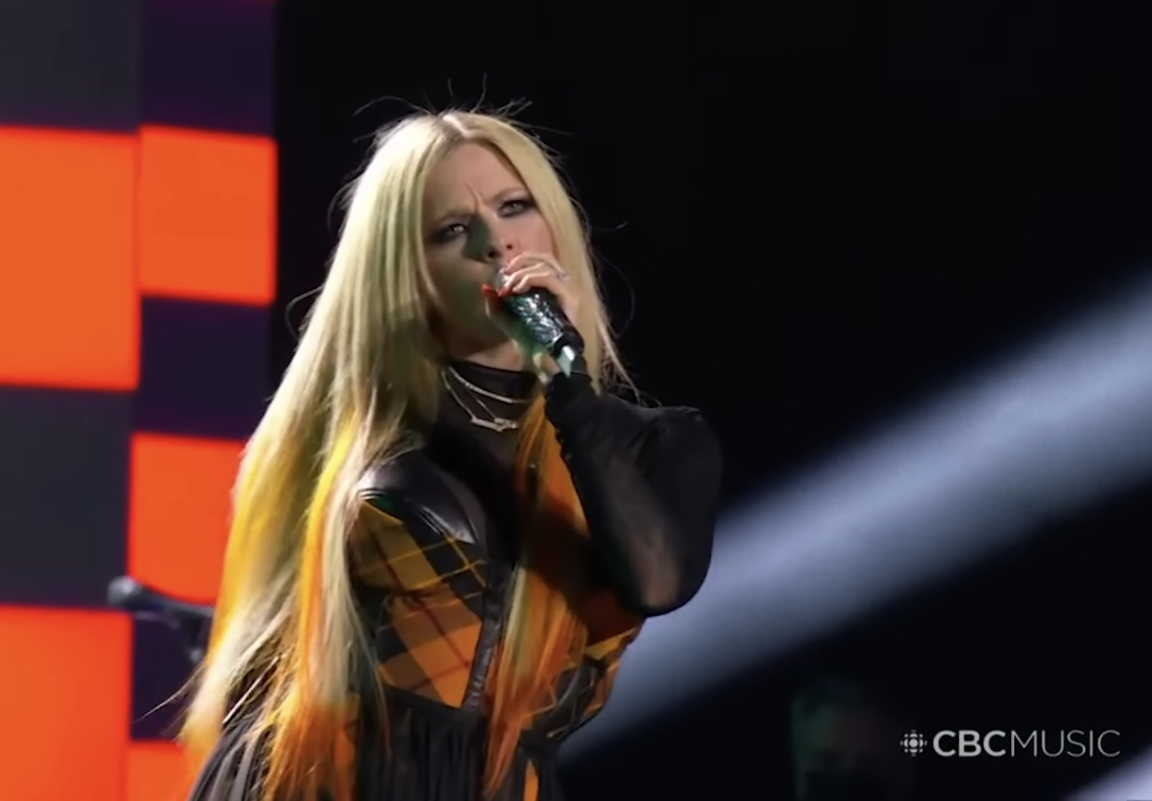 [잡담] 전 세계에 스모키 유행시킨 사람 | 인스티즈