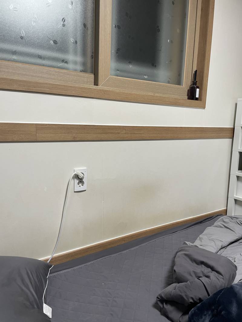 나 침대 안 쓰고 그냥 매트리스 깔고 자는데 벽에 붙어서 자서 | 인스티즈