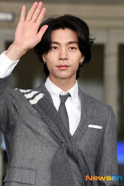 [잡담] 쟈니 톰브라운 착장 볼사람 | 인스티즈