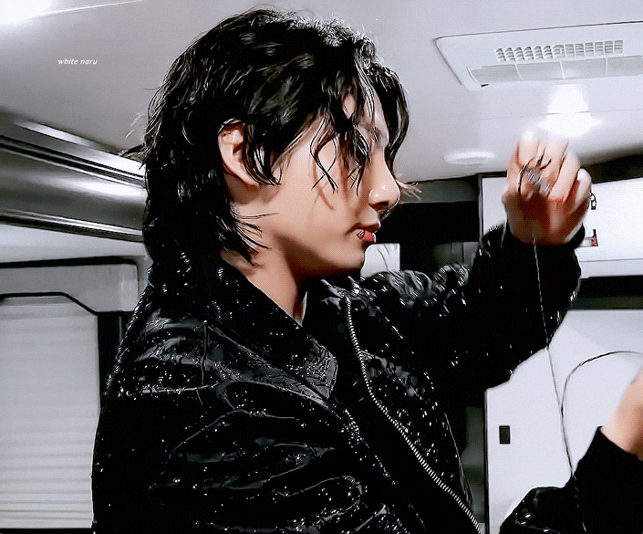 [잡담] 방탄 정국 이 의상 아우터 진짜 예뻤어 | 인스티즈