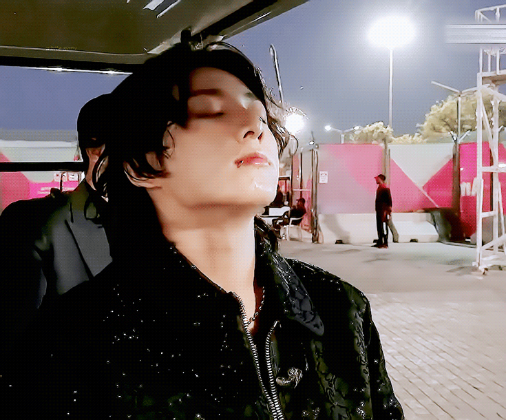 [잡담] 방탄 정국 이 의상 아우터 진짜 예뻤어 | 인스티즈