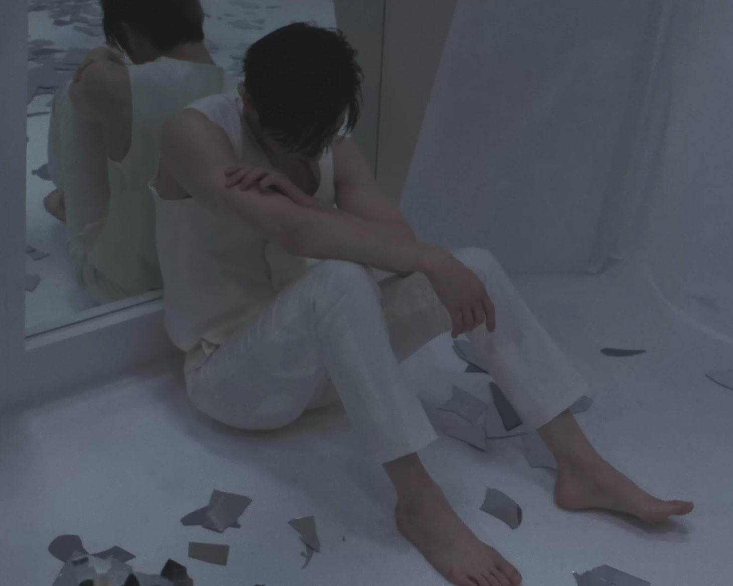 [잡담] 황민현 맨발... 🚮 | 인스티즈