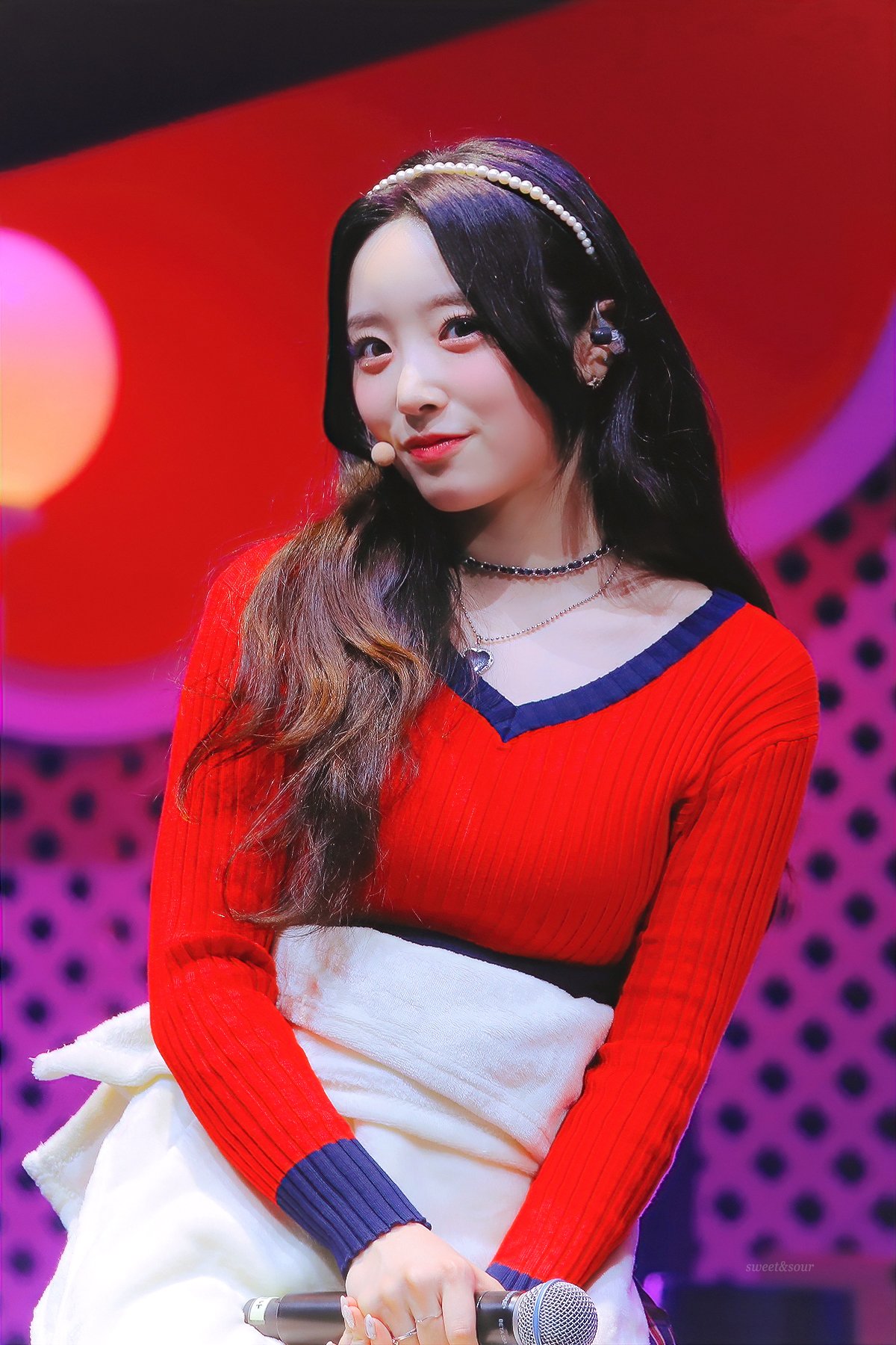 [잡담] 팬싸 날 레드 룩 진짜 찰떡이었던 라잇썸 히나 | 인스티즈