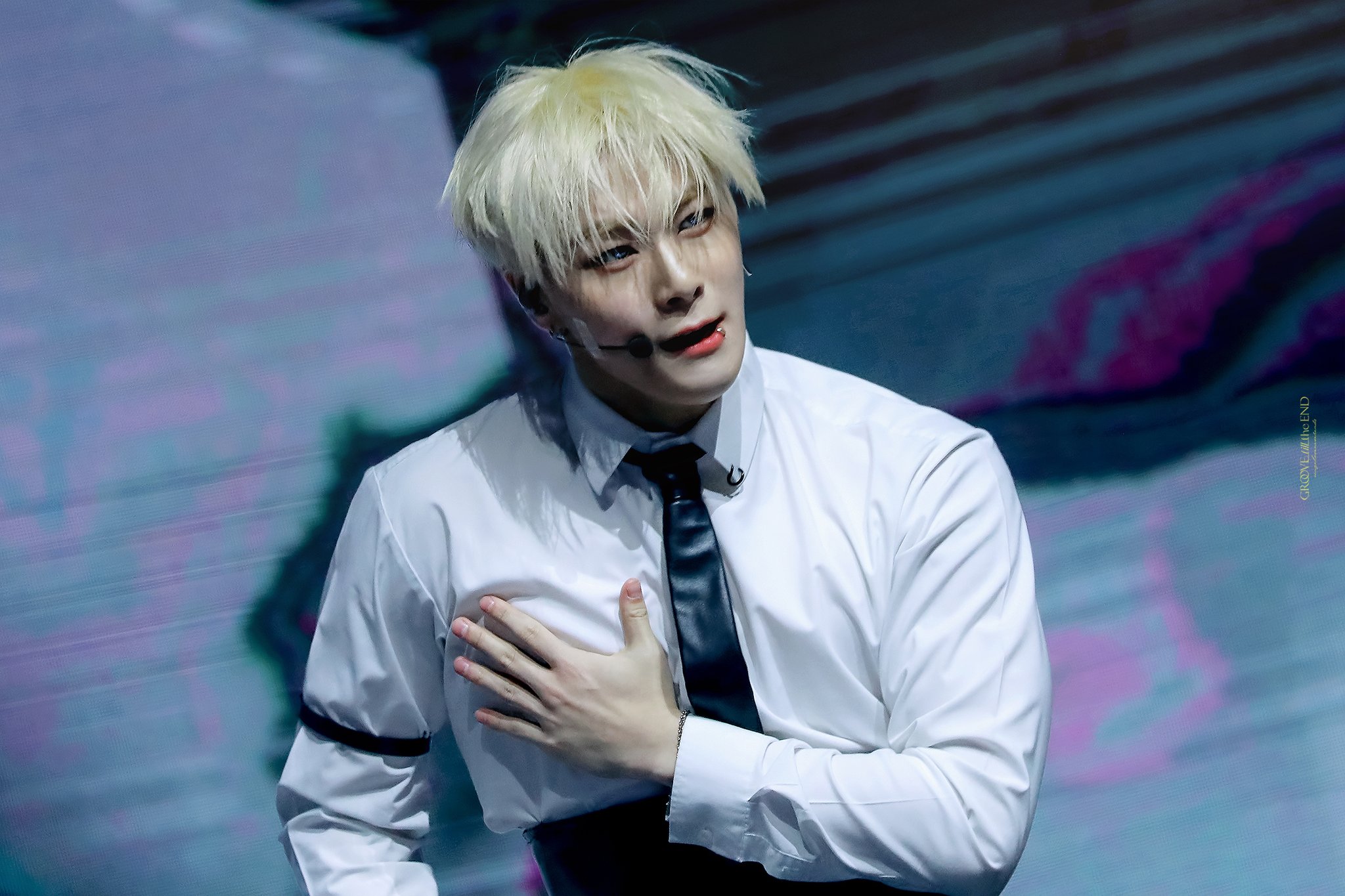 [잡담] 문빈 무대 위 아래 갭 차이 쩌는 거 너무 설레 | 인스티즈