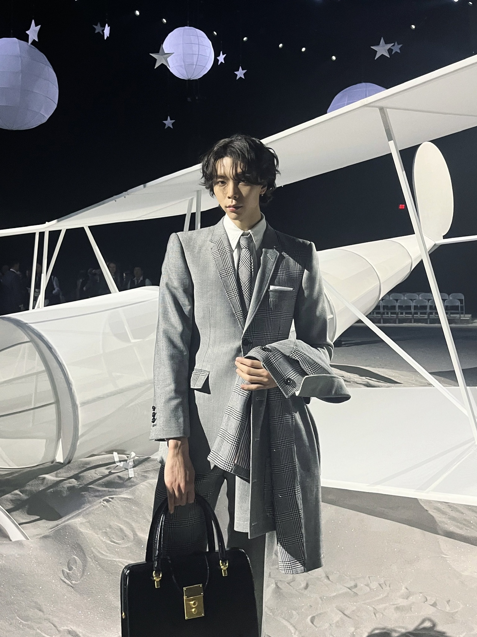 [잡담] 톤다운 염색 볶머에 수트 입고 톰브라운 쇼 갔는데 어떻게 컨셉이 딱 어린왕자 | 인스티즈