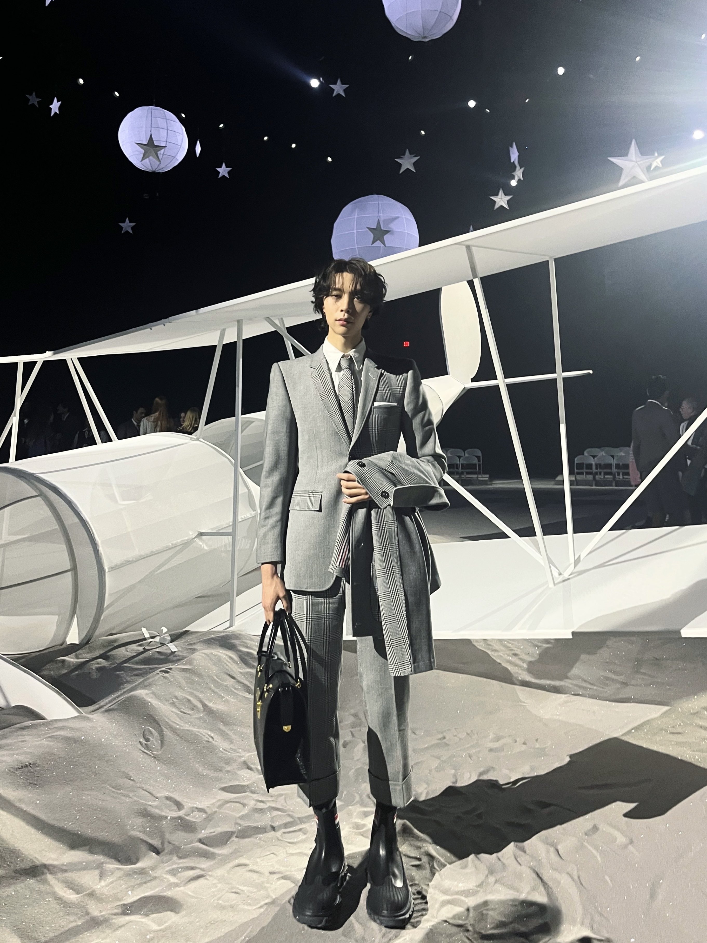 [잡담] 톤다운 염색 볶머에 수트 입고 톰브라운 쇼 갔는데 어떻게 컨셉이 딱 어린왕자 | 인스티즈