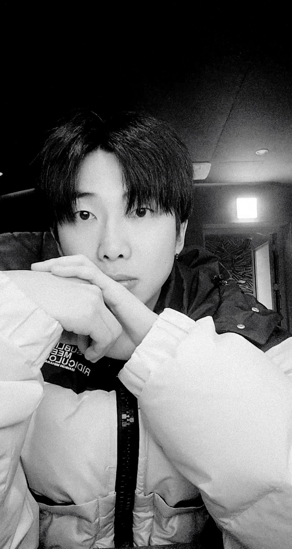 [잡담] 방탄 알엠 쌩얼 되게 현실 설레게 생겼는데...? 무슨 영통하는 것 같잖아 | 인스티즈