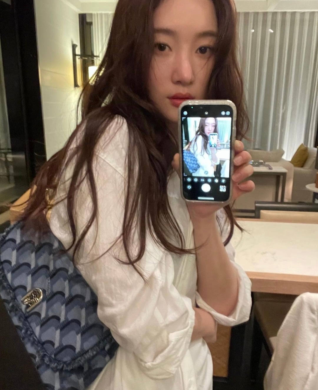 [잡담] 정채연 가방 어디꺼일까 | 인스티즈