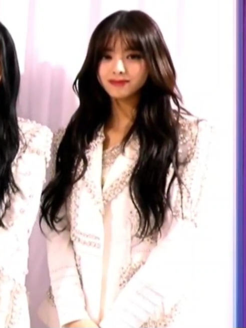 [잡담] 유나 수상소감하는데 너무예뻐서 캡쳐함.. | 인스티즈