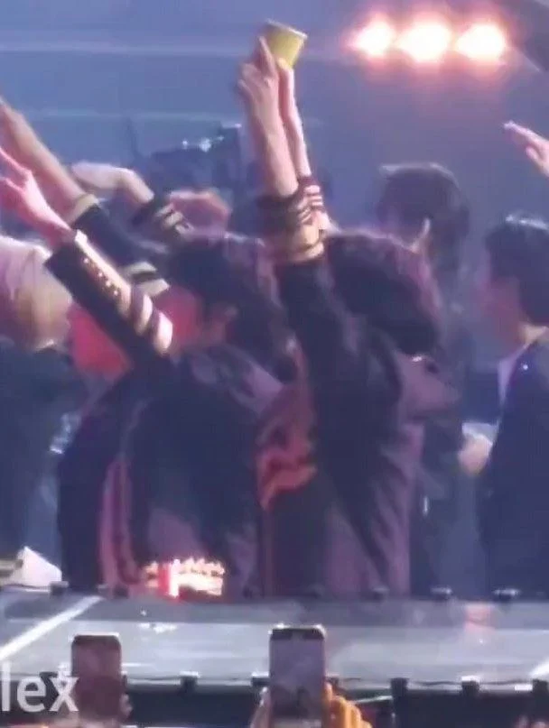 [잡담] 아 투바투 무대소품 날라오는거 주우려는것도 찐의 그것이다 | 인스티즈