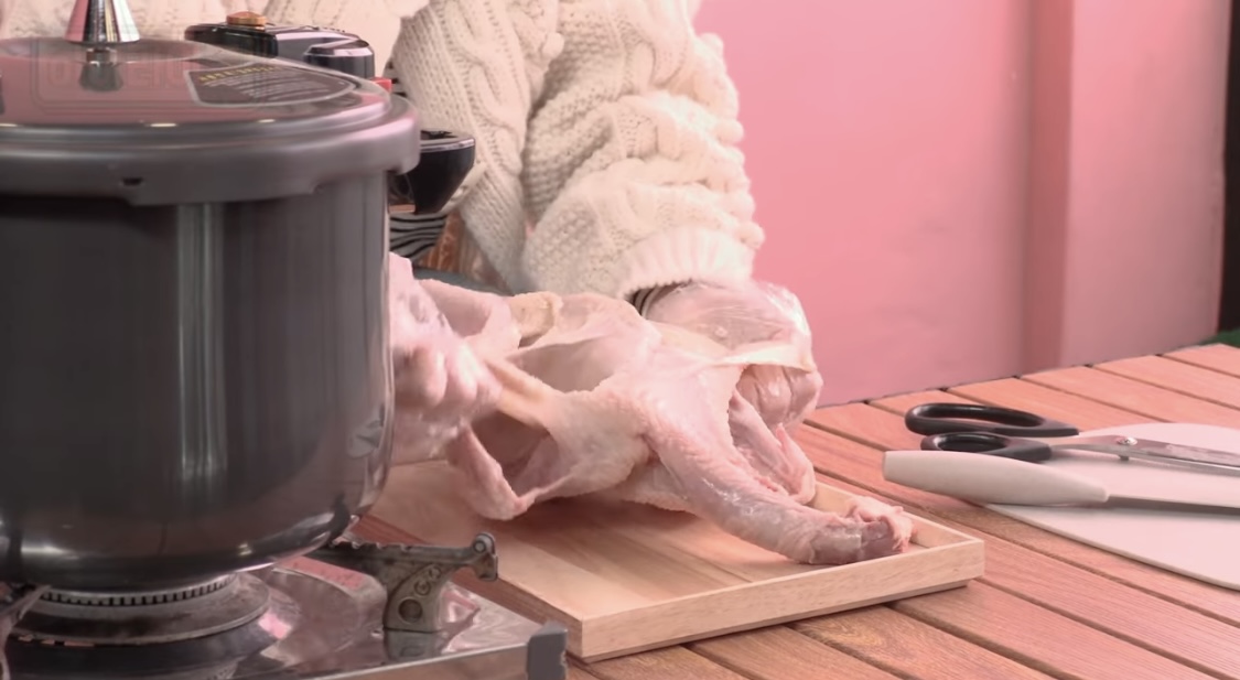 [잡담] 생닭 껍질 벗기는 여돌 진짜 예쁘다 | 인스티즈