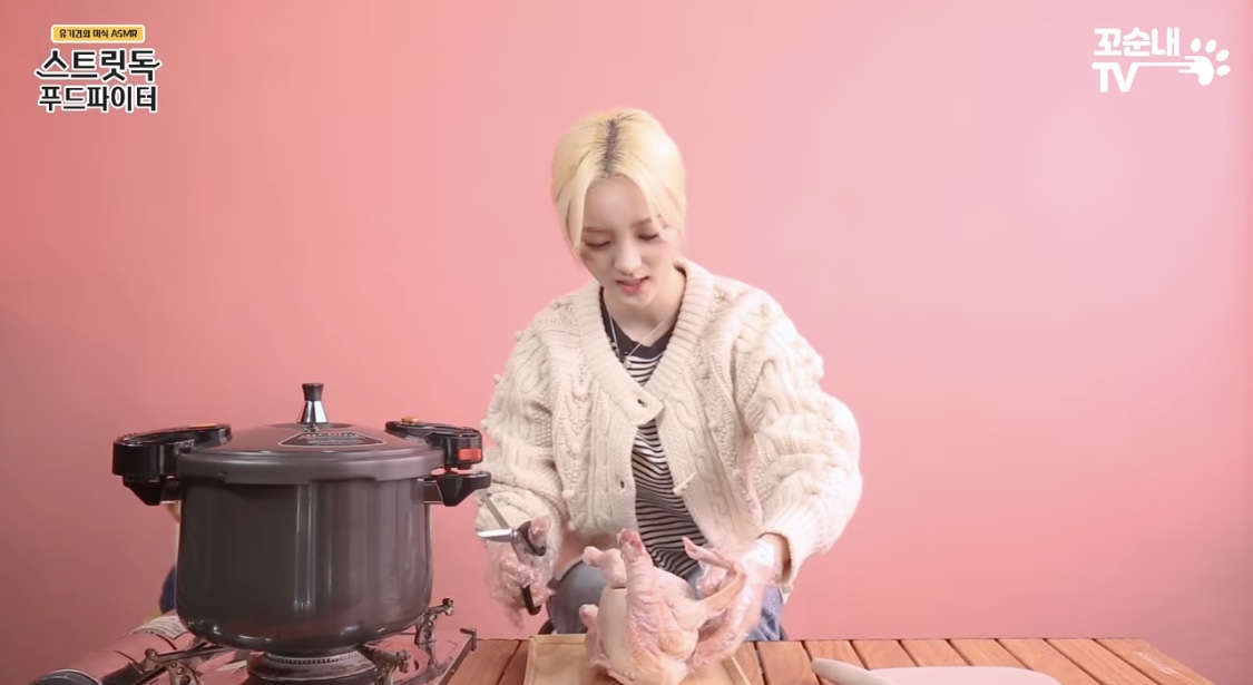 [잡담] 생닭 껍질 벗기는 여돌 진짜 예쁘다 | 인스티즈