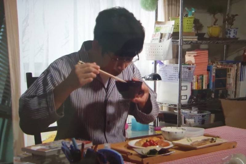 나 밥먹을때 일본사람처럼 들고먹는데 이거 예의아니야? | 인스티즈