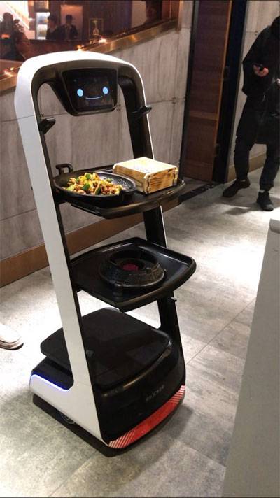 익들은 식당에 갔는데 이런 로봇이 서빙해주면 무슨생각들음? | 인스티즈