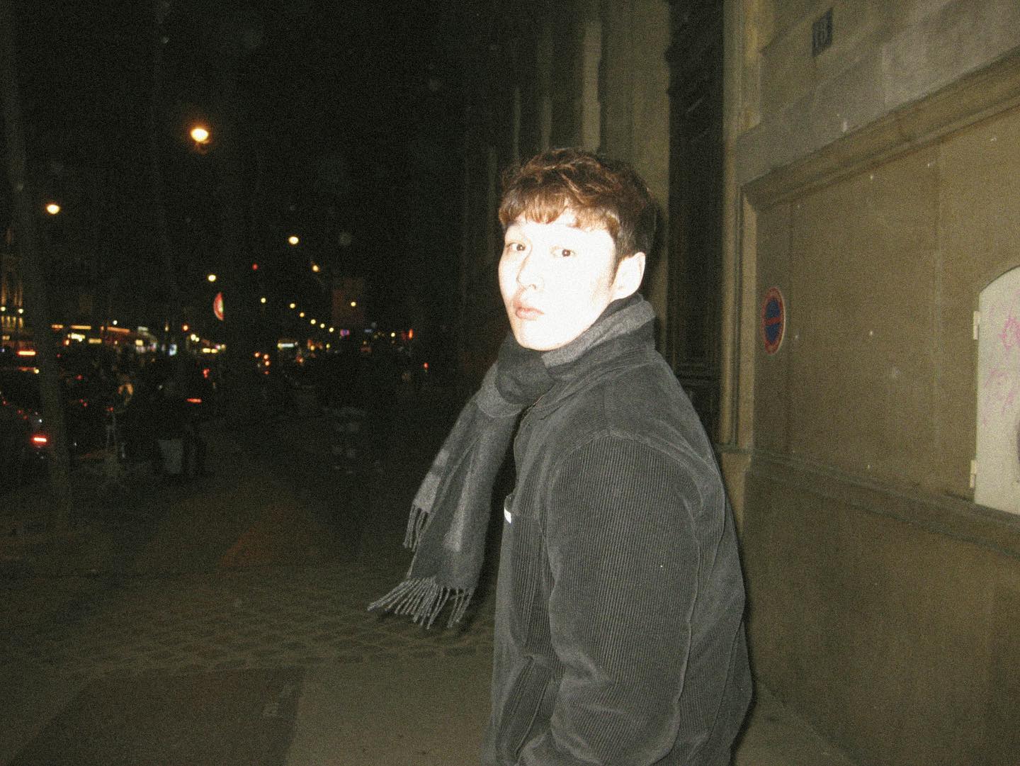 [잡담] 이창섭 파리에서 야무지게 목도리 매고 다니는거 귀여워서 벽뿌심 | 인스티즈