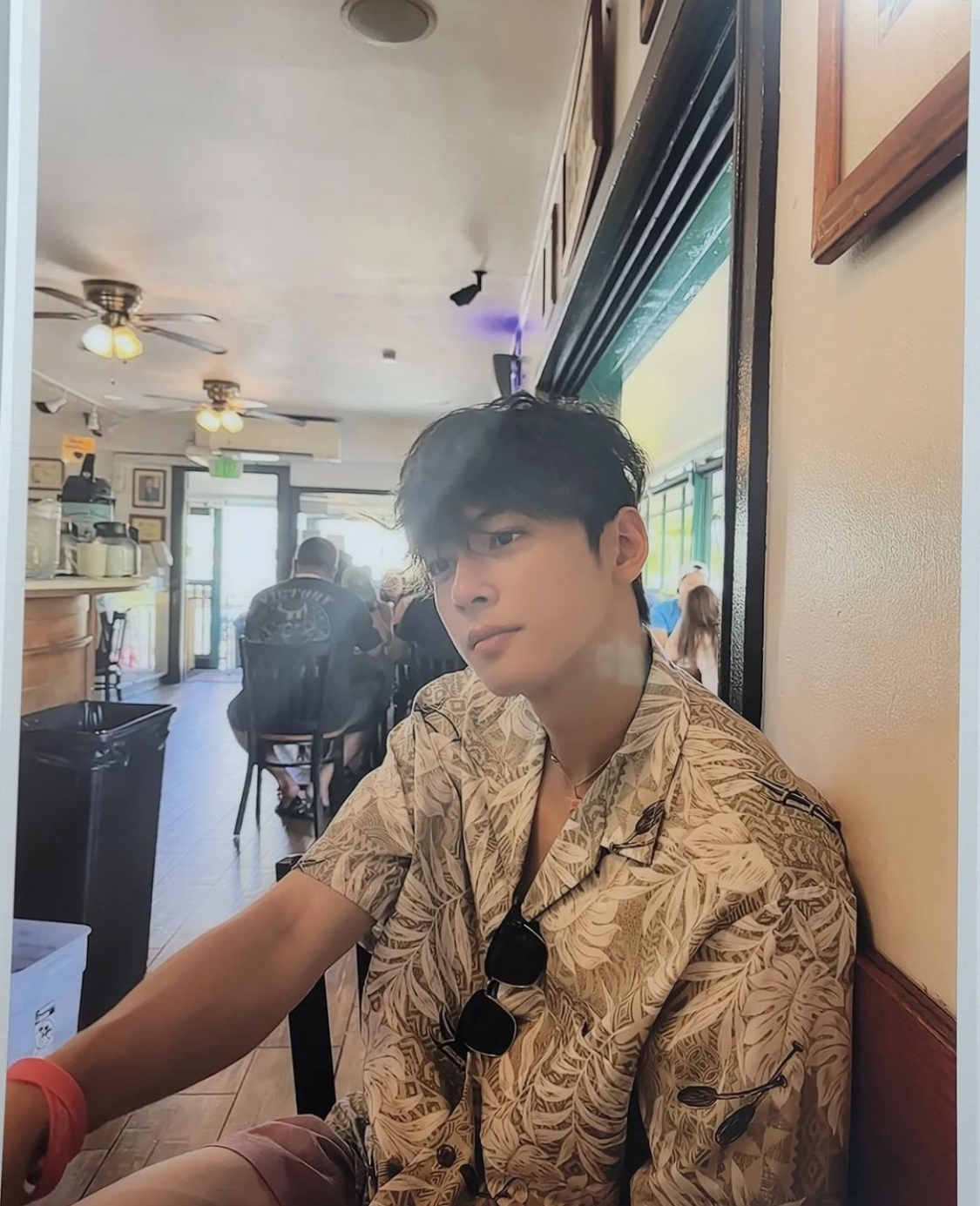 [잡담] 본인 사진전에 등장했다는 차은우 | 인스티즈